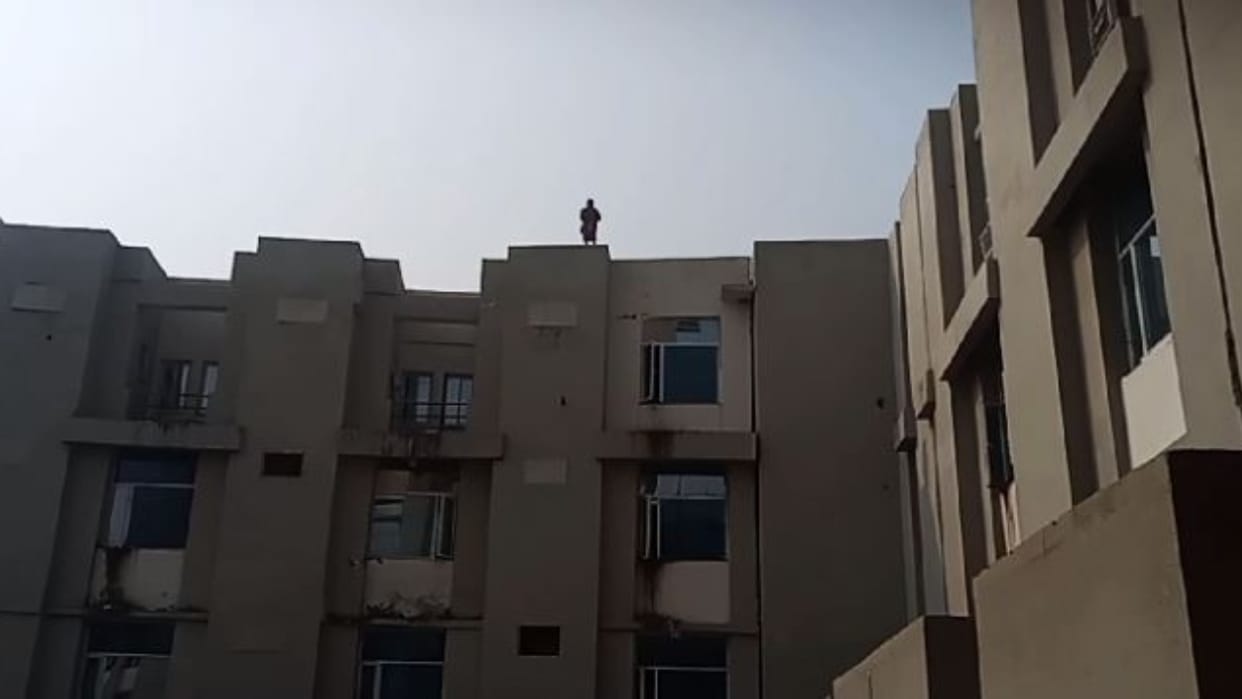 girl climbed the three-storey building of the district hospital in Lakhimpur kheri