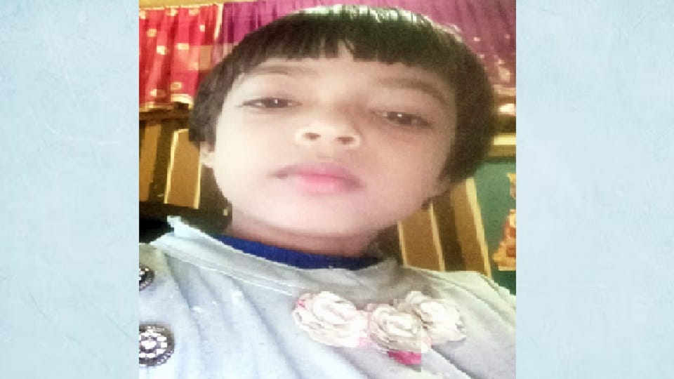 Six year old innocent girl dies after e-rickshaw overturns