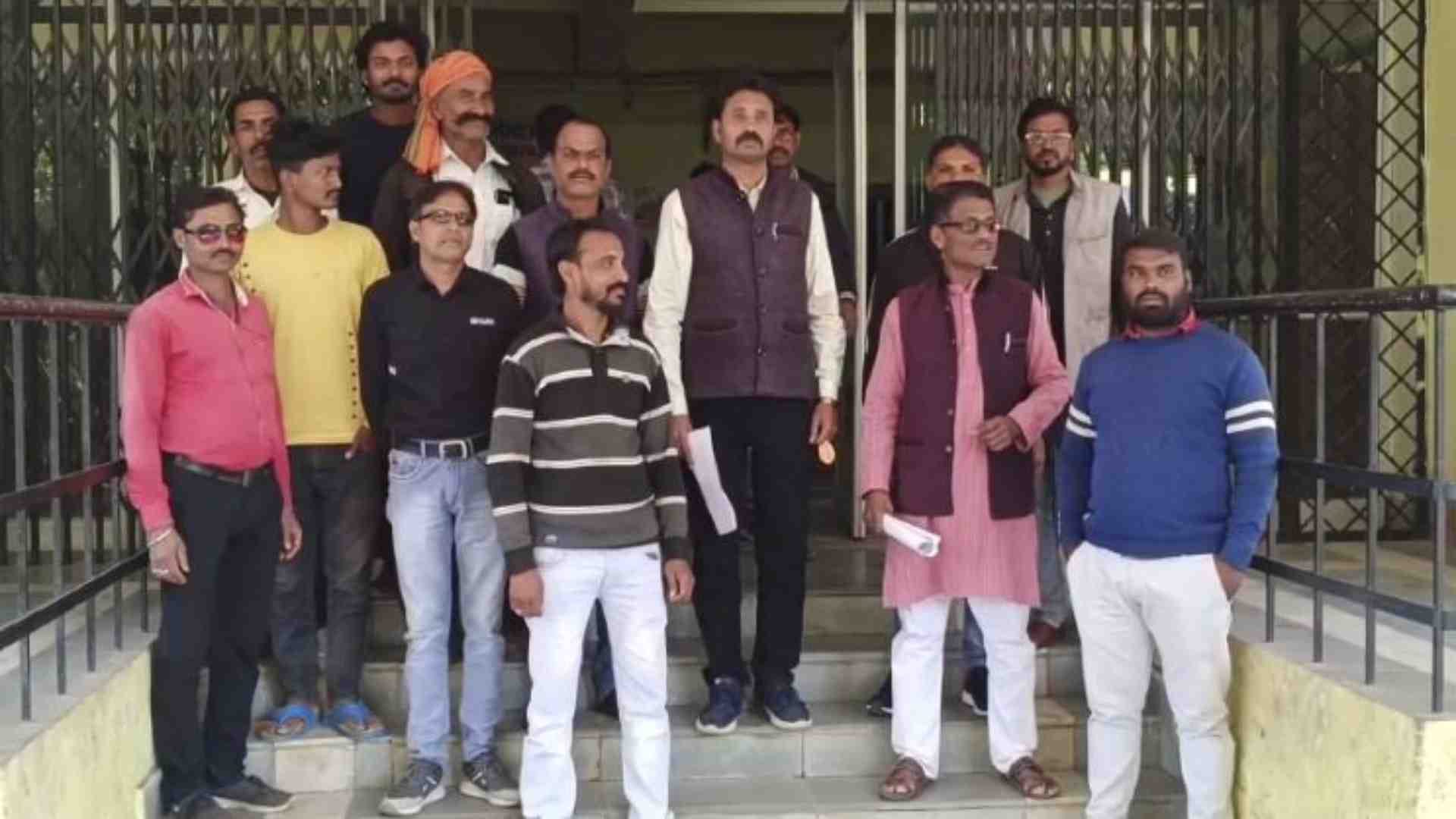 ज्ञापन देने पहुंचा दहिया समाज।