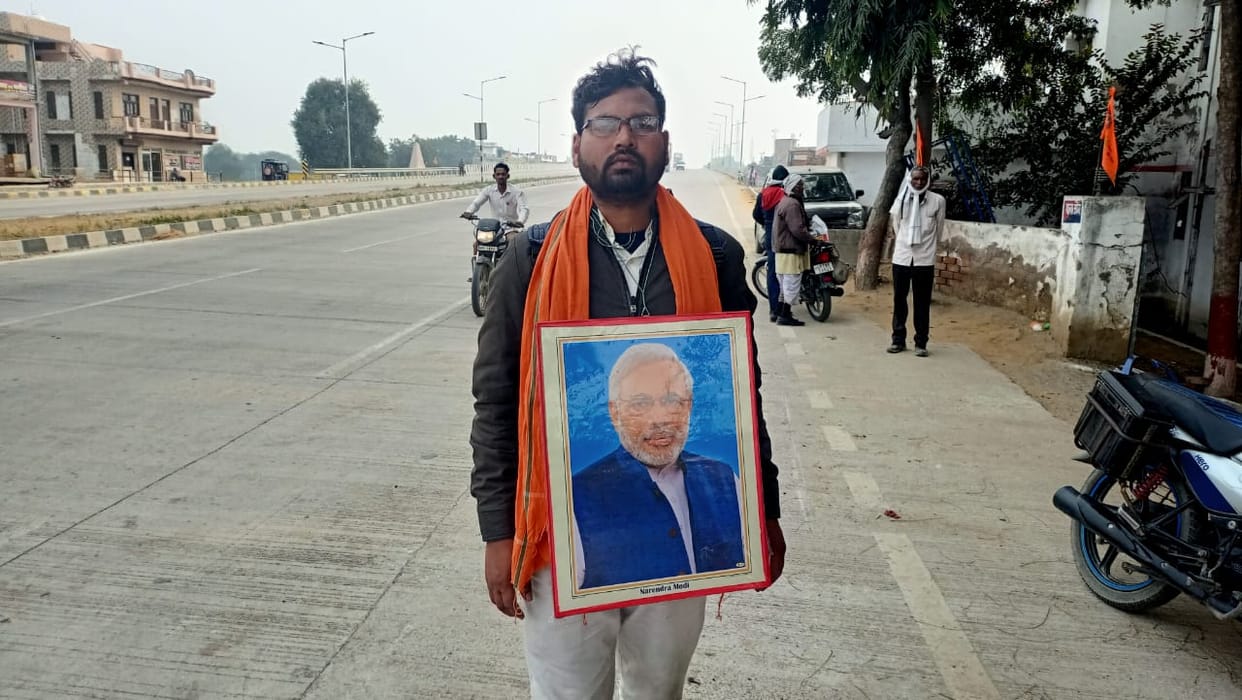 Desire to meet Modi, A young man from Prayagraj is a big fan of PM, traveled 200 KM in 50 hours