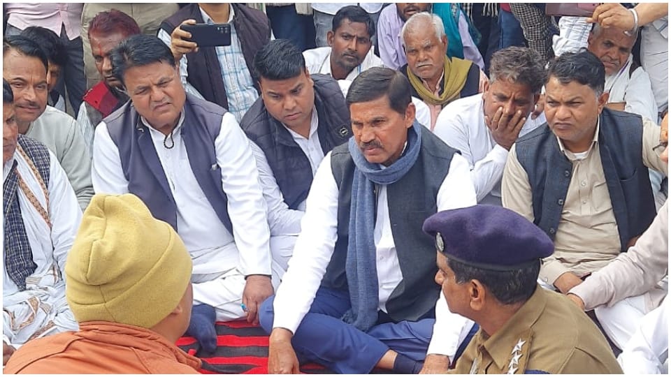 Karauli News Protest against attack on Sarpanch former minister Meena attacked Sarkar