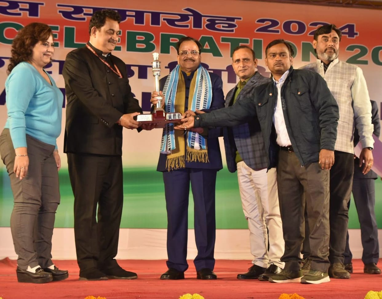 Lucknow: UP's tableau gets second prize in Republic Day celebration