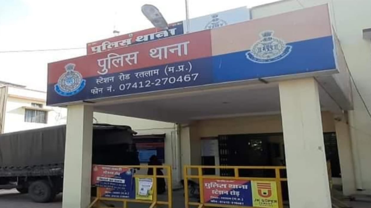 Ratlam News Miscreants entered house at midnight and attacked priest with knife