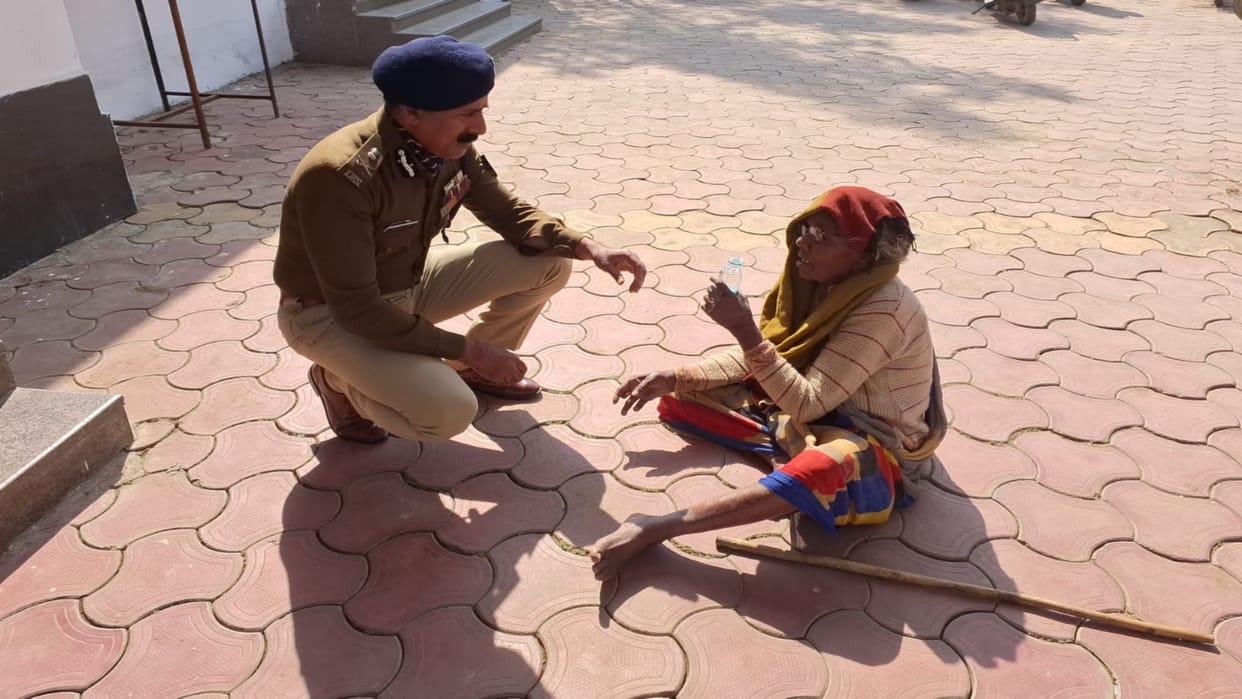 Shahdol Police listened to complaint sitting on ground elderly woman hugged and prayed