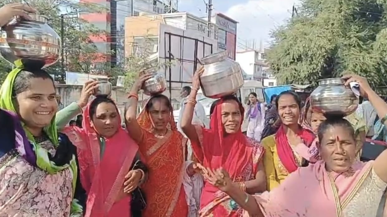Chhindwara Women came to public hearing with empty goons asking for water