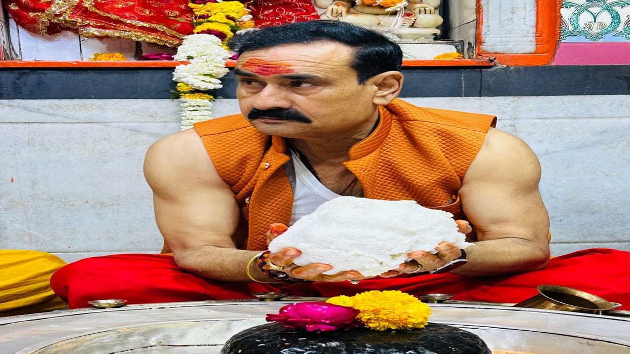 Former Home Minister Narottam Mishra reached Mahakal temple and offered prayers.