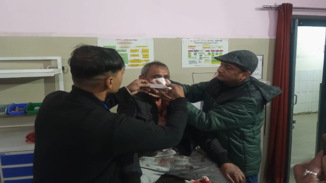 accused youth attacked father and son with an iron rod in Shamli