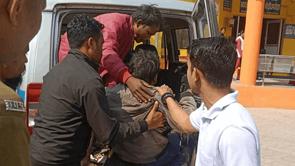 सिस्टम पर सवाल: घायल को चार KM पैदल चल खाट से वाहन तक पहुंचाया, डायल 112 ने की मदद; पेड़ से गिरकर हुआ था घायल villager was transported on a cot to reach 112 who was injured after falling from tree