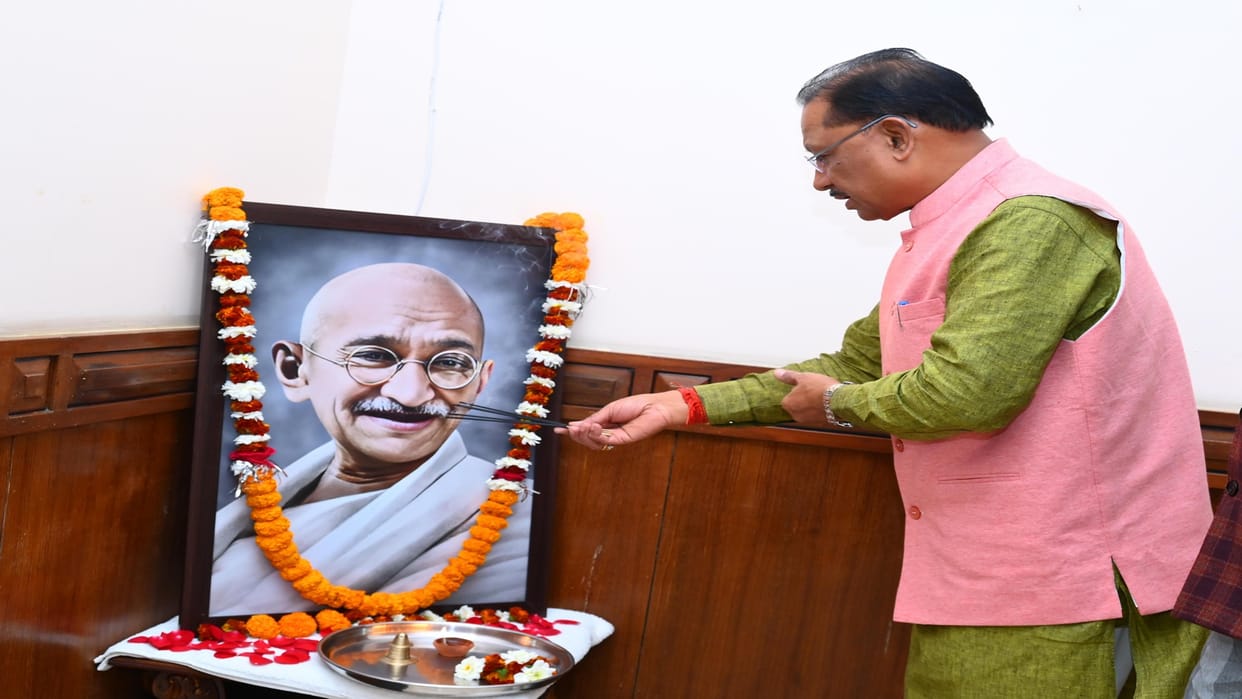 Chhattisgarh News: CM Vishnudev Sai paid tribute to Mahatma Gandhi and Makhanlal