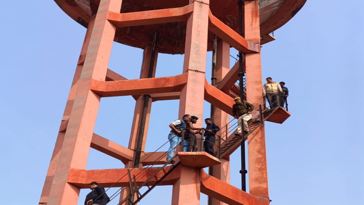 Rajasthan News: A mentally retarded youth climbed on a water tank, police and QRT brought him down safely