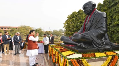गांधीजी की प्रतिमा पर पुष्प अर्पित करते हुए मुख्यमंत्री