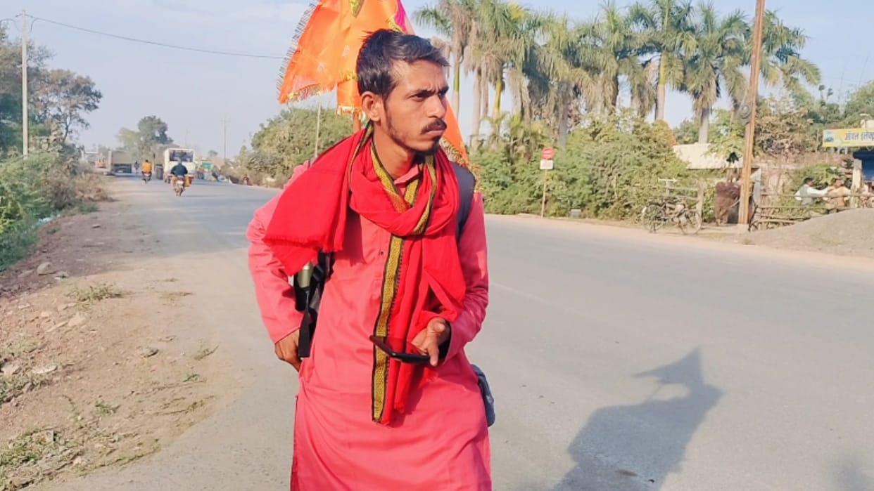 Ram devotee going on foot from Chhattisgarh in reverse direction to Ayodhya city