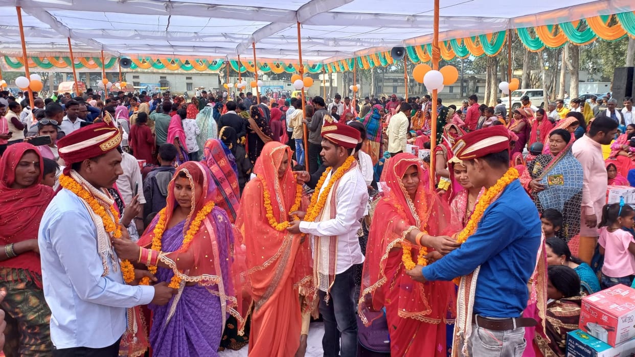 mass marriage ceremony only 5 Pandits for marriage of 57 couples in Sonbhadra
