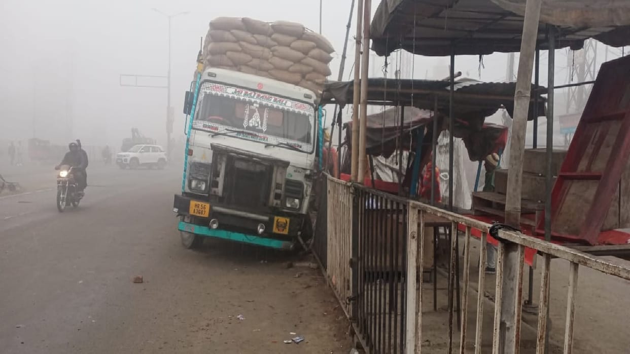 Accident on National Highway in Narwana, trolley broke road railing and entered between street vendors