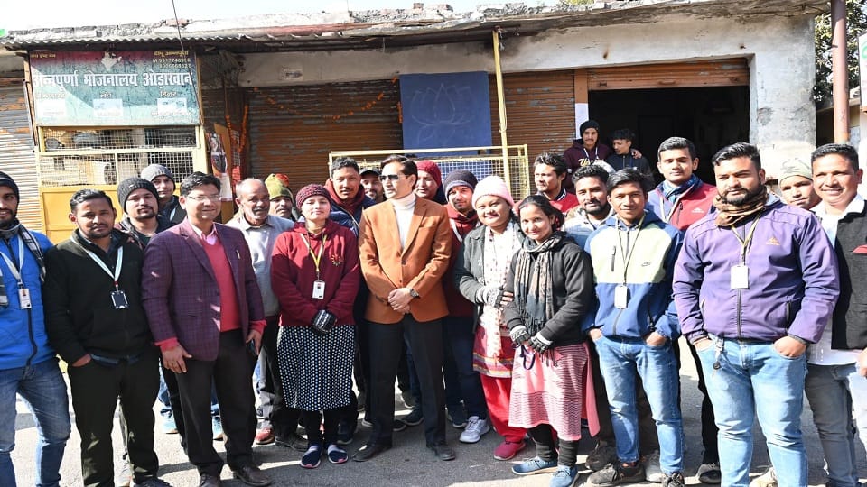 Nainital News: Kumaon Commissioner Deepak Rawat inspected in Government Primary School Ramgarh