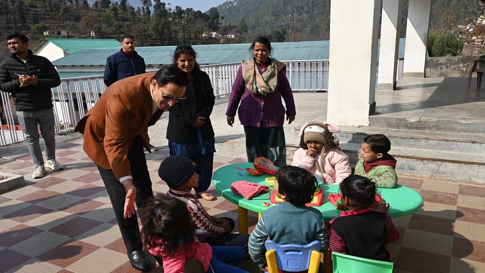 Nainital News: Kumaon Commissioner Deepak Rawat inspected in Government Primary School Ramgarh