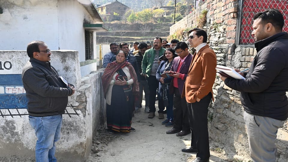 Nainital News: Kumaon Commissioner Deepak Rawat inspected in Government Primary School Ramgarh