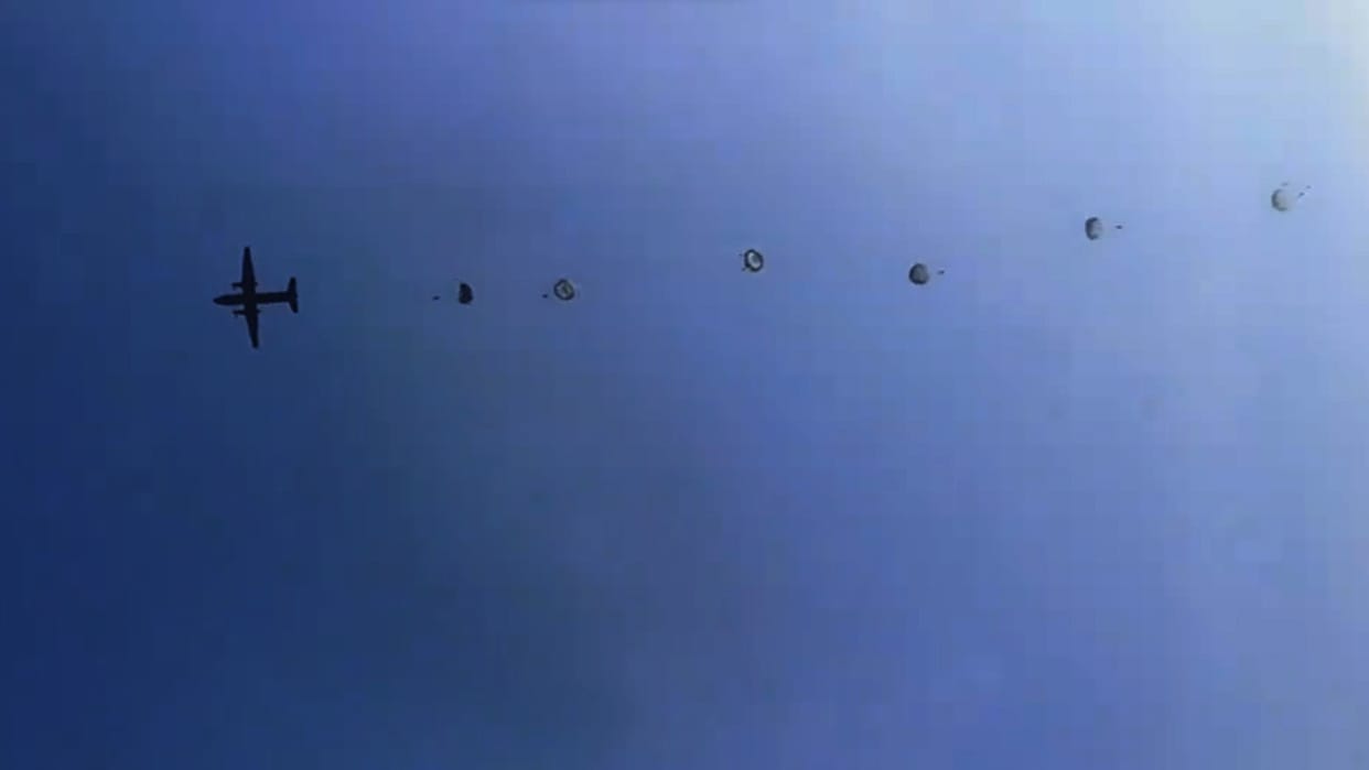 Dighi Hills witnessed breathtaking display of Para Jumps by serving and veteran personnel of Bombay Sappers