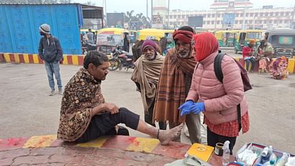 Joanie from France providing free treatment as doctor in Varanasi