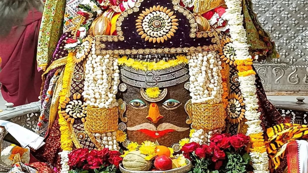 After ringing the first bell, Hari Om water was offered to Baba Mahakal.