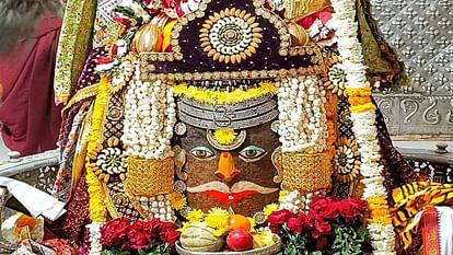 Ujjain News: प्रथम घंटाल बजाकर बाबा महाकाल को चढ़ाया हरि ओम का जल, फिर हुई भस्मारती After ringing the first bell, Hari Om water was offered to Baba Mahakal.