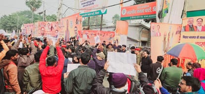 Bihar News: Teacher candidates reached BJP office demanding supplementary results, police chased them away