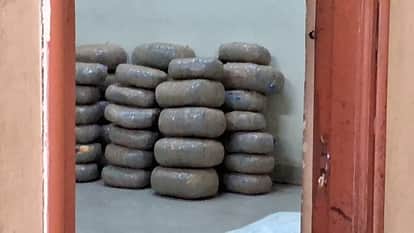 Betul News: Marijuana worth lakhs was being carried in the car, police surrounded and caught