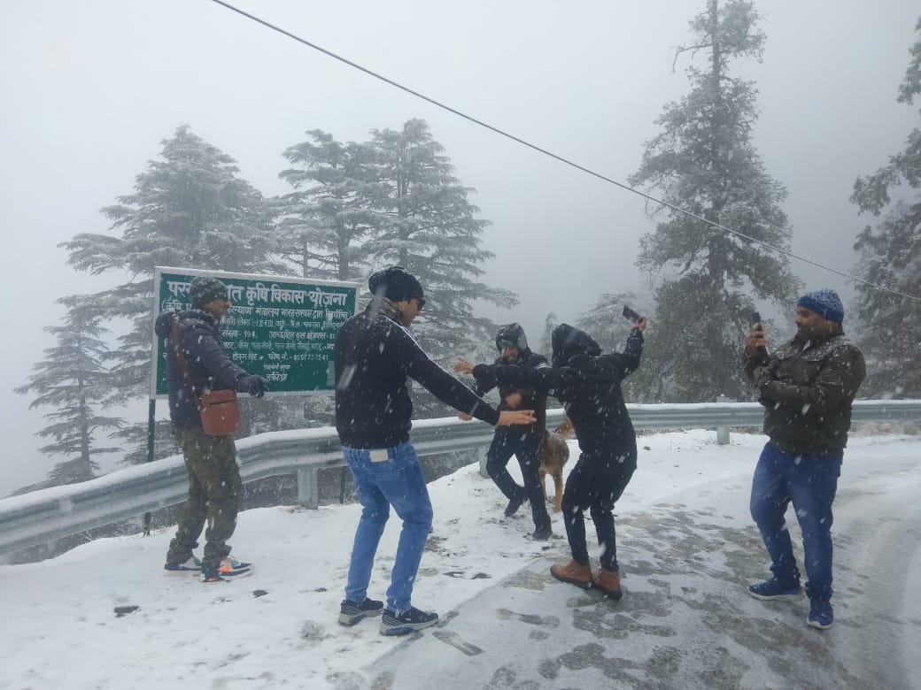 Uttarakhand Weather First snowfall of season in Chakrata tourists danced amidst snow showers see photos