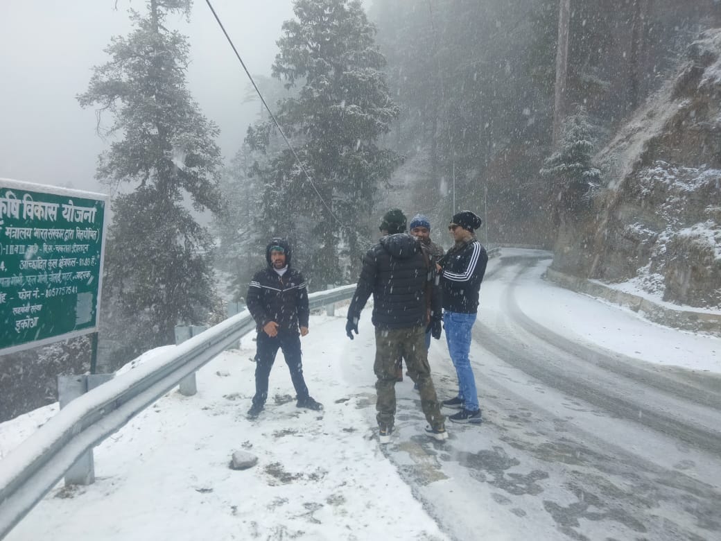 Uttarakhand Weather First snowfall of season in Chakrata tourists danced amidst snow showers see photos