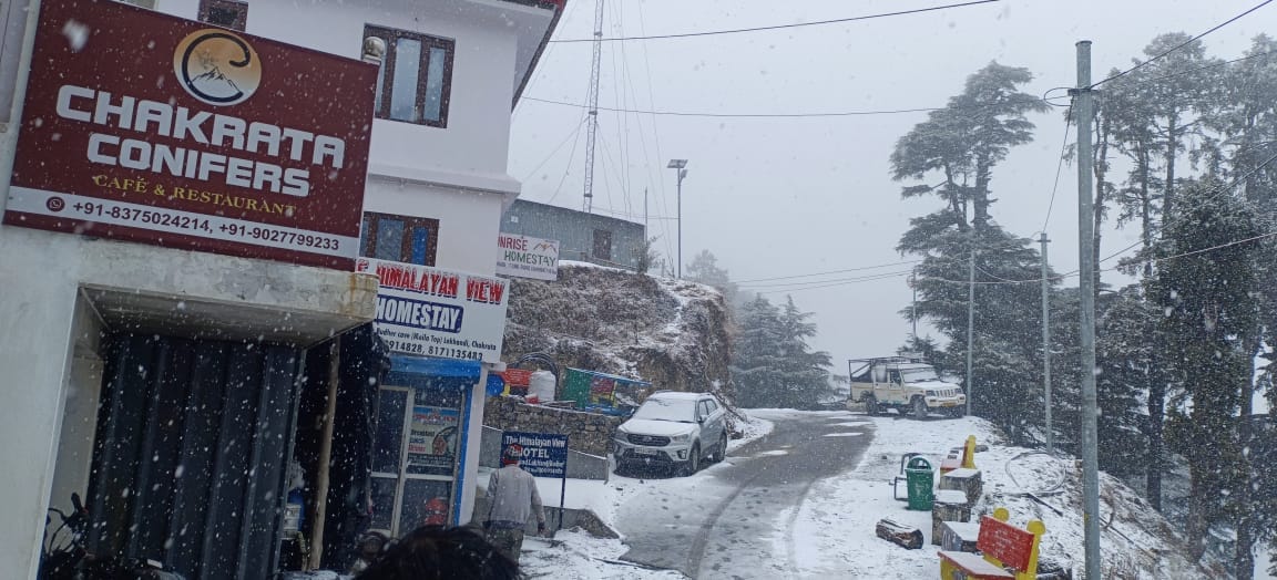 Uttarakhand Weather First snowfall of season in Chakrata tourists danced amidst snow showers see photos