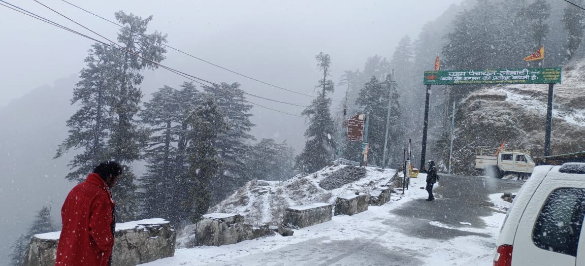 Uttarakhand Weather News Today Rain and snowfall in mountains heavy snowfall alert in Uttarkashi Chamoli