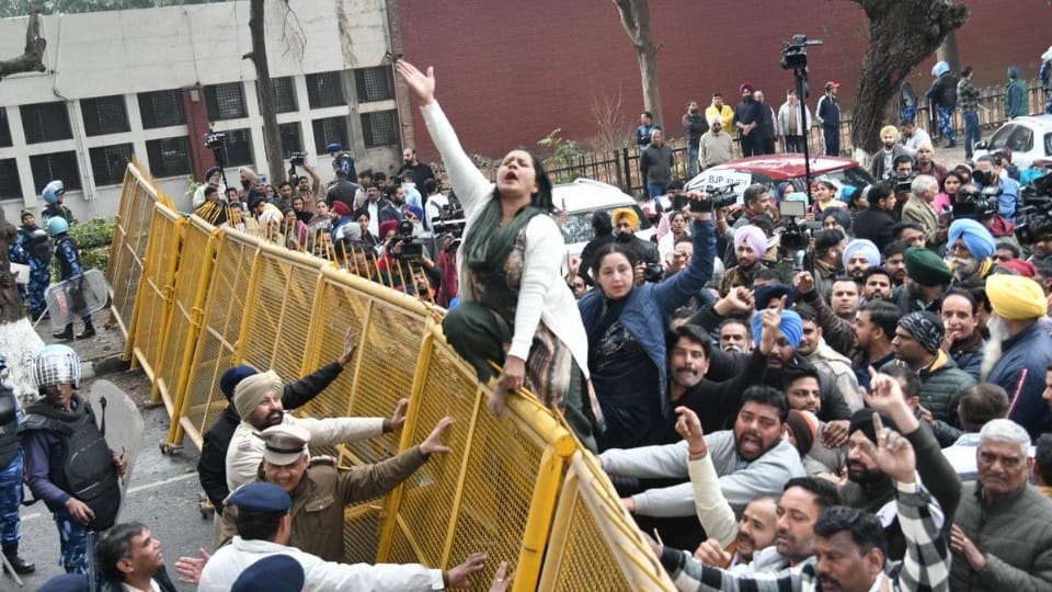 Youth congress protest outside nigam office in chandigarh