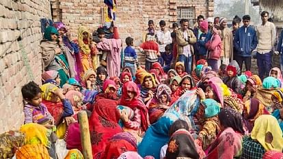 UP: हसनपुर में सांड़ के हमले से बचने के लिए दौड़े किसान.. सड़क पर गिरने से जान गई, फसल की रखवाली करते समय हादसा UP: Farmers ran to escape bull attack in Hasanpur, died after falling on the road