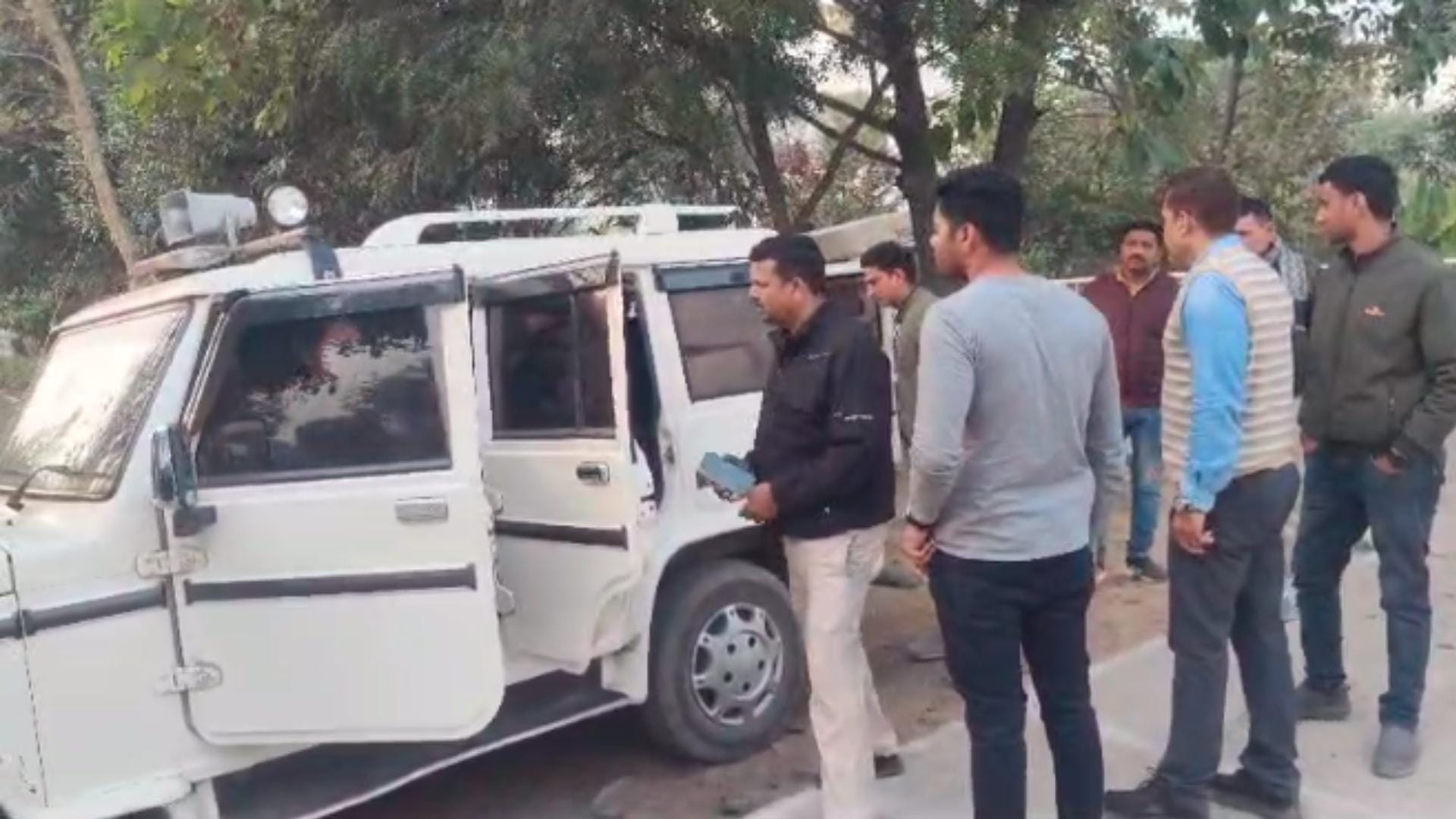 जहां लूट हुई, वहां की जांच करने जाती पुलिस।