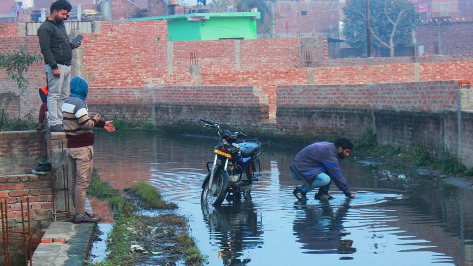 Waterlogging on the old garden-Sitapuri route