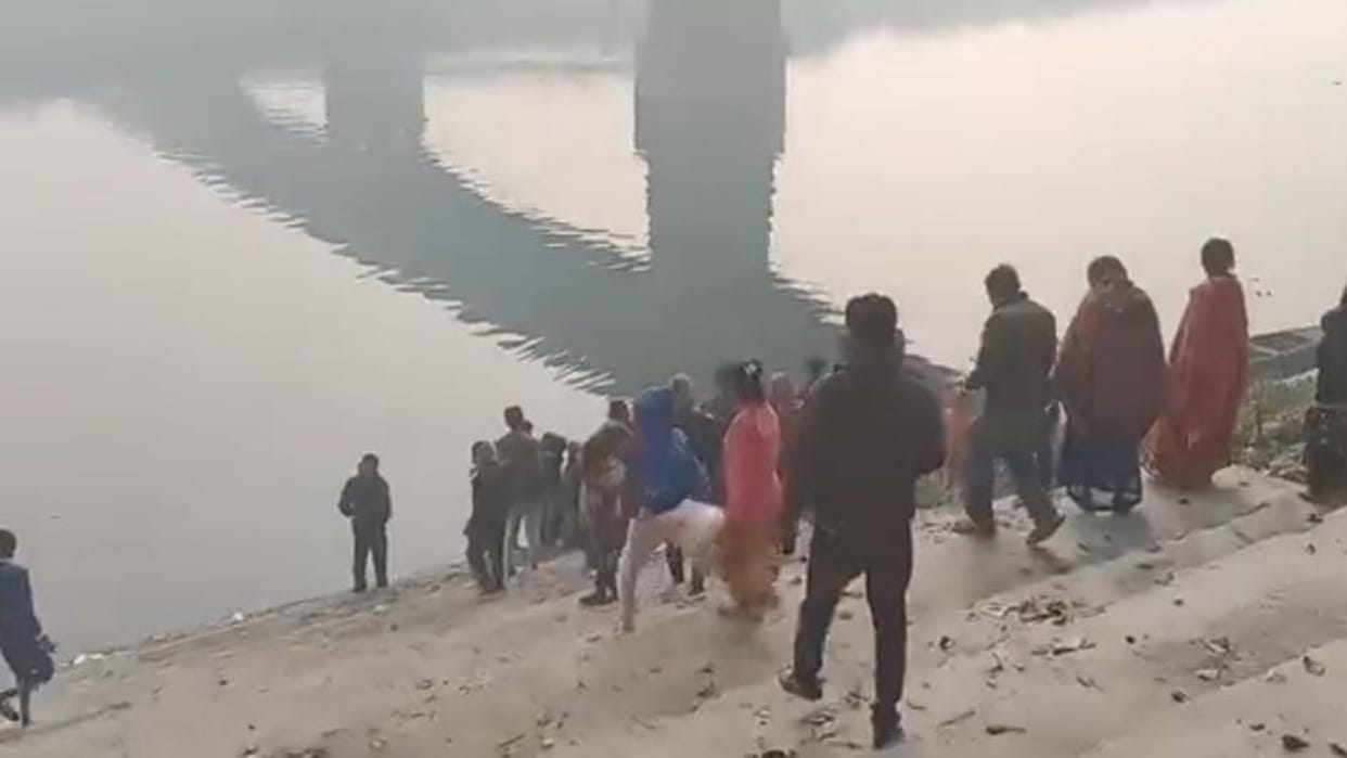 Muzaffarpur: A person jumped from bridge of Budhi Gandak river, there was chaos on spot