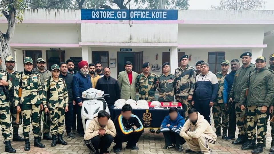 BSF arrested four smugglers with heroin, pistol and drug money in amritsar