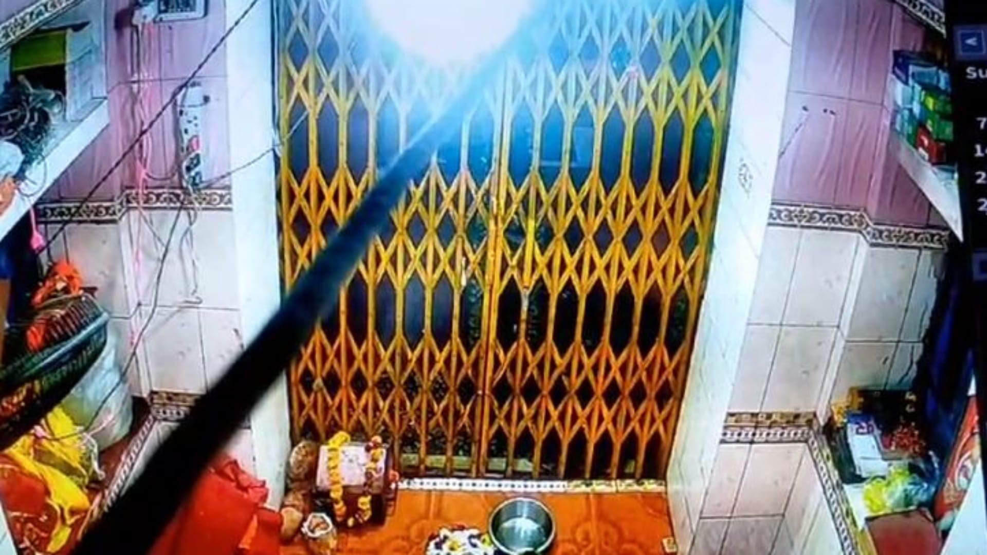 मंदिर में चोरी