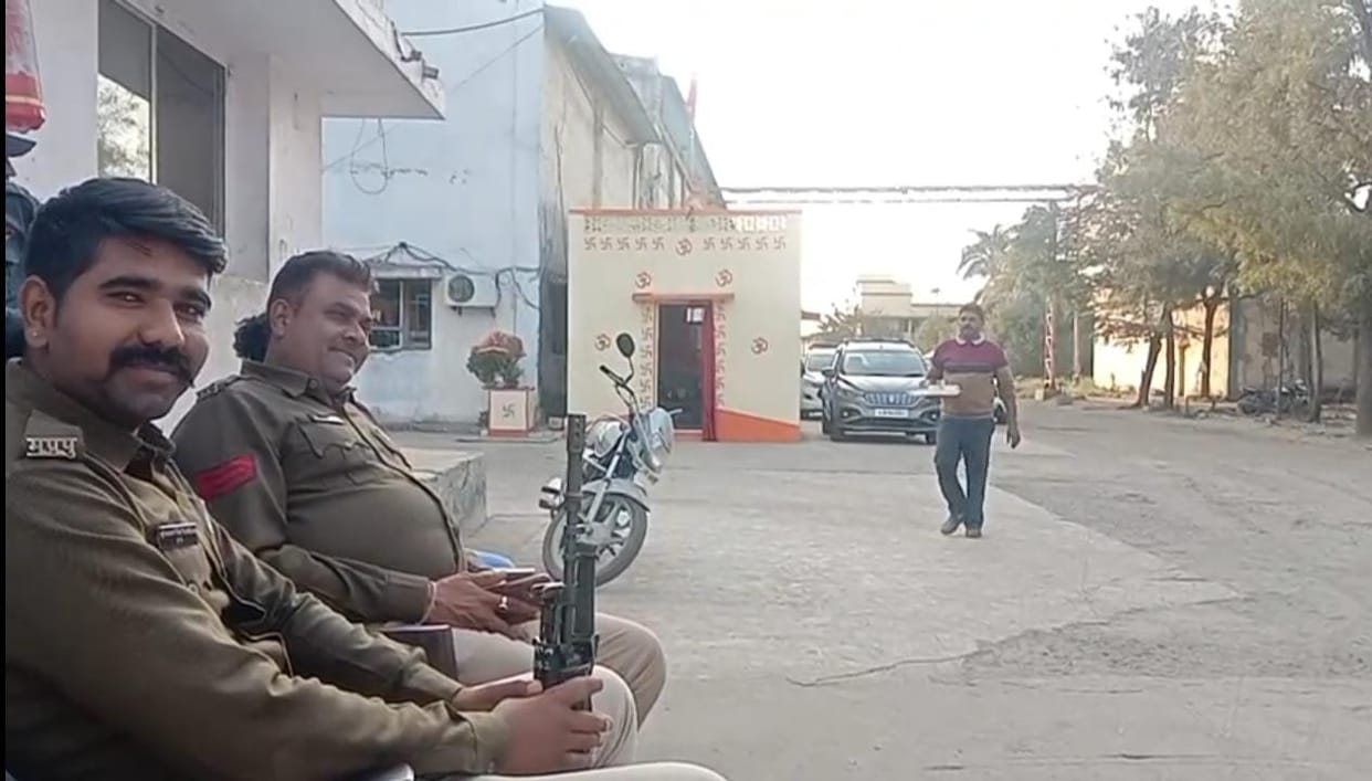 MP News: ED raid on soya plant in Jawra-Ratlam, first workers evicted then employees' mobiles off
