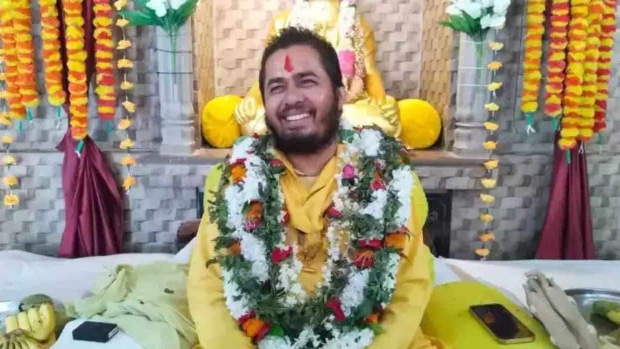 Case against two babas for putting up a banner in the name of Satua Baba, police started investigation