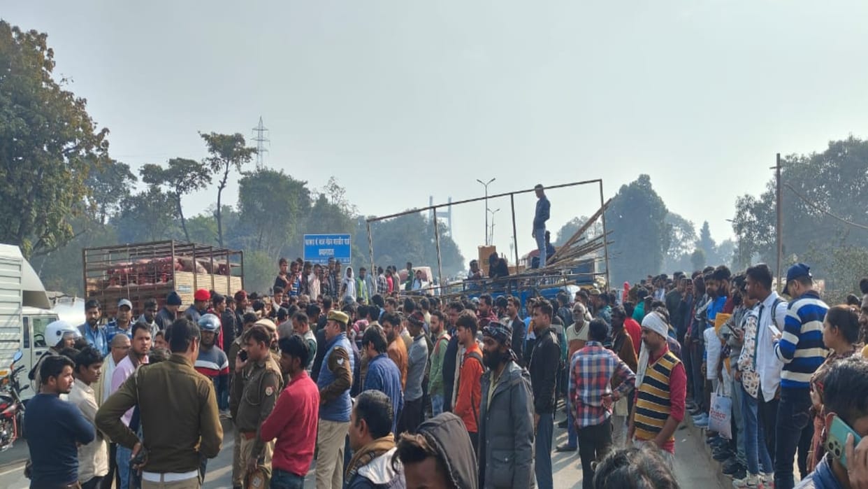 People took to the streets to protest against widening, shouting slogans against police and administration.