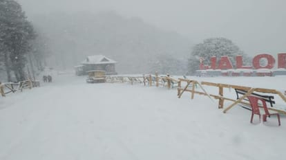 Himachal Weather update: snowfall and rainfall recorded in state, many roads and  power transformers stalled.