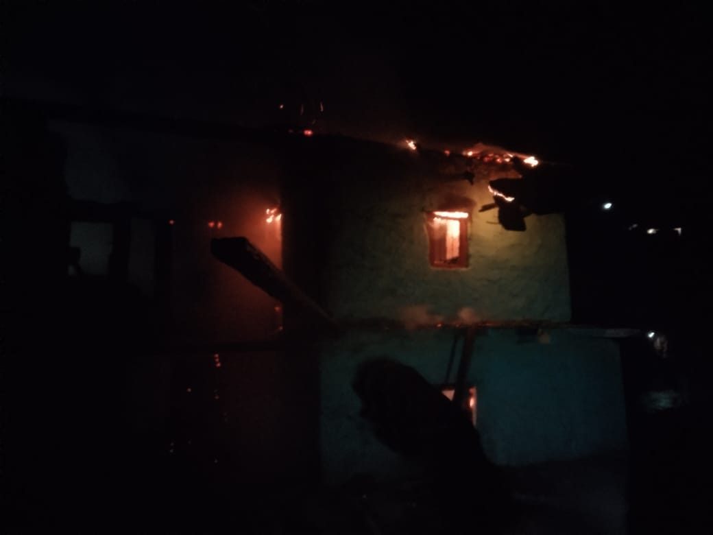 Uttarkashi News Fire broke out in a two-storey Wooden residential building in Purola