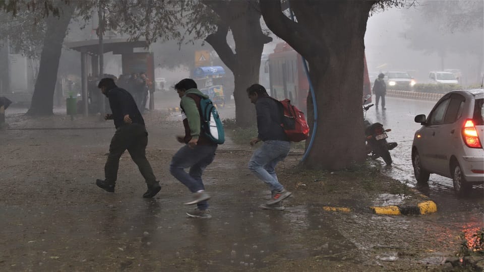 Chances of rain in Delhi on Sunday temperature will fall Meteorological Department issues yellow alert