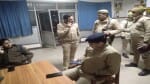 अस्पताल में पहुंचे पुलिस अधिकारी