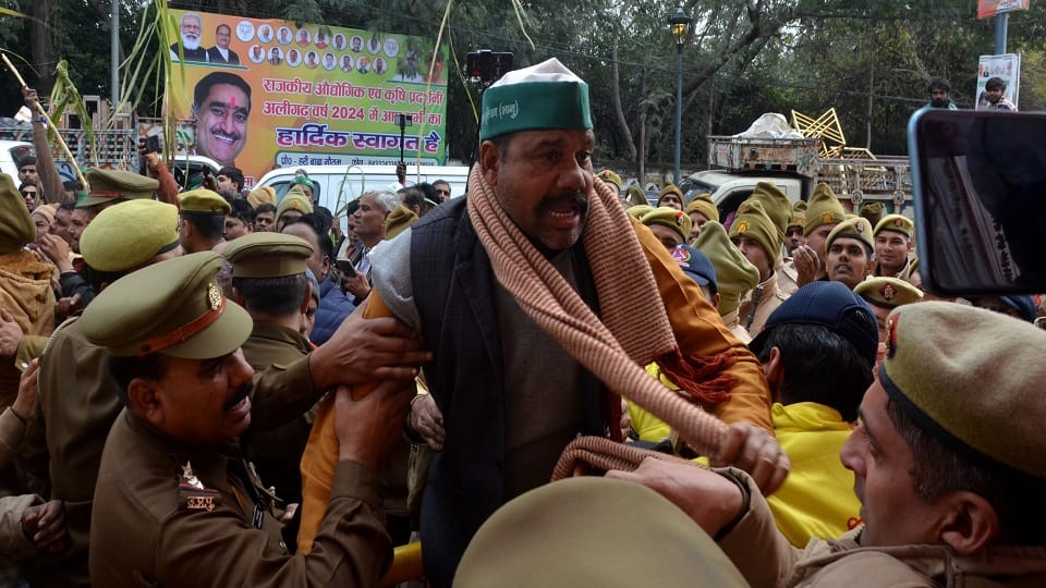 Farmers uproar before inauguration of Aligarh exhibition