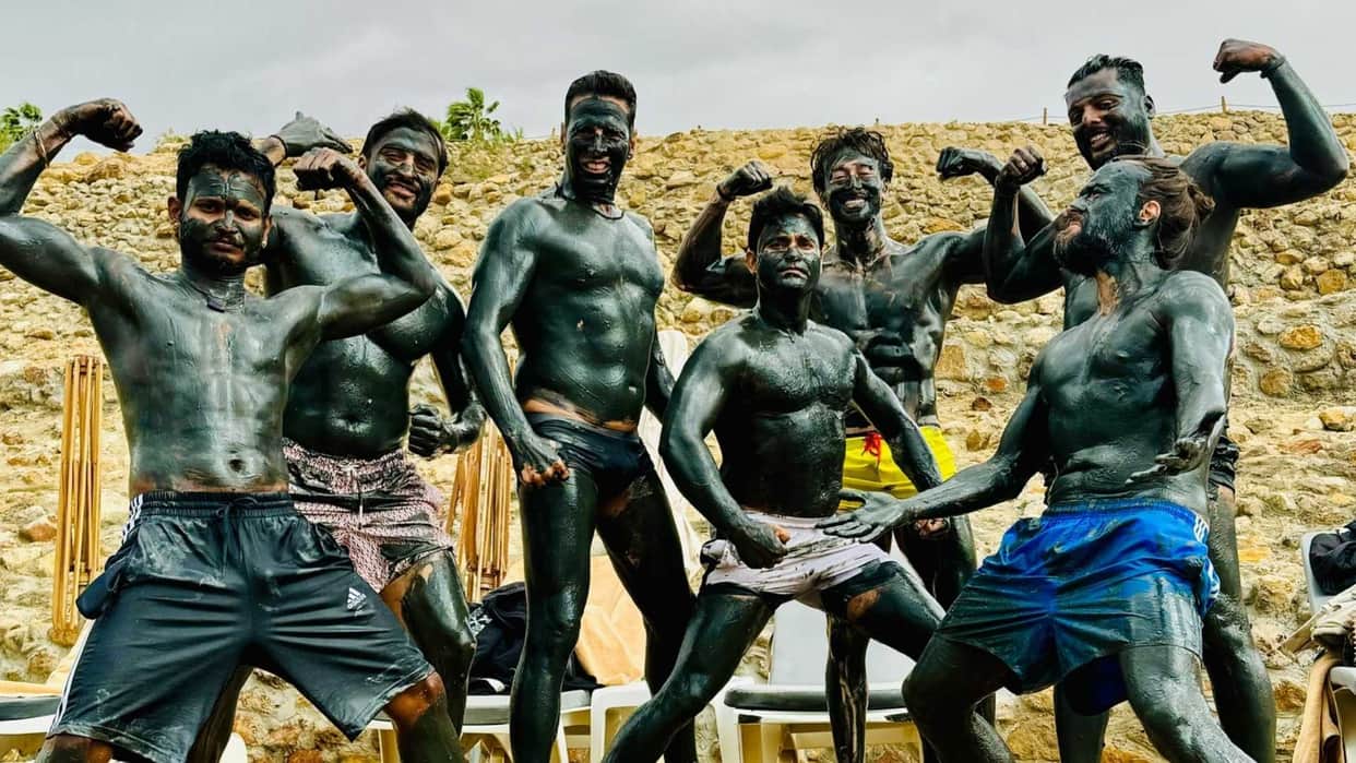 Bade Miyan Chote Miyan Jordan schedule Wrap Up Akshay Kumar Tiger Shroff masti in mud picture goes viral