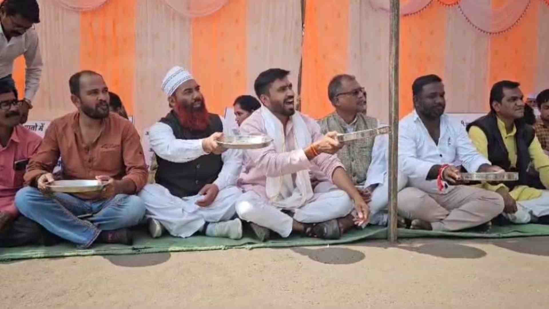भीख मांगते पार्षद।