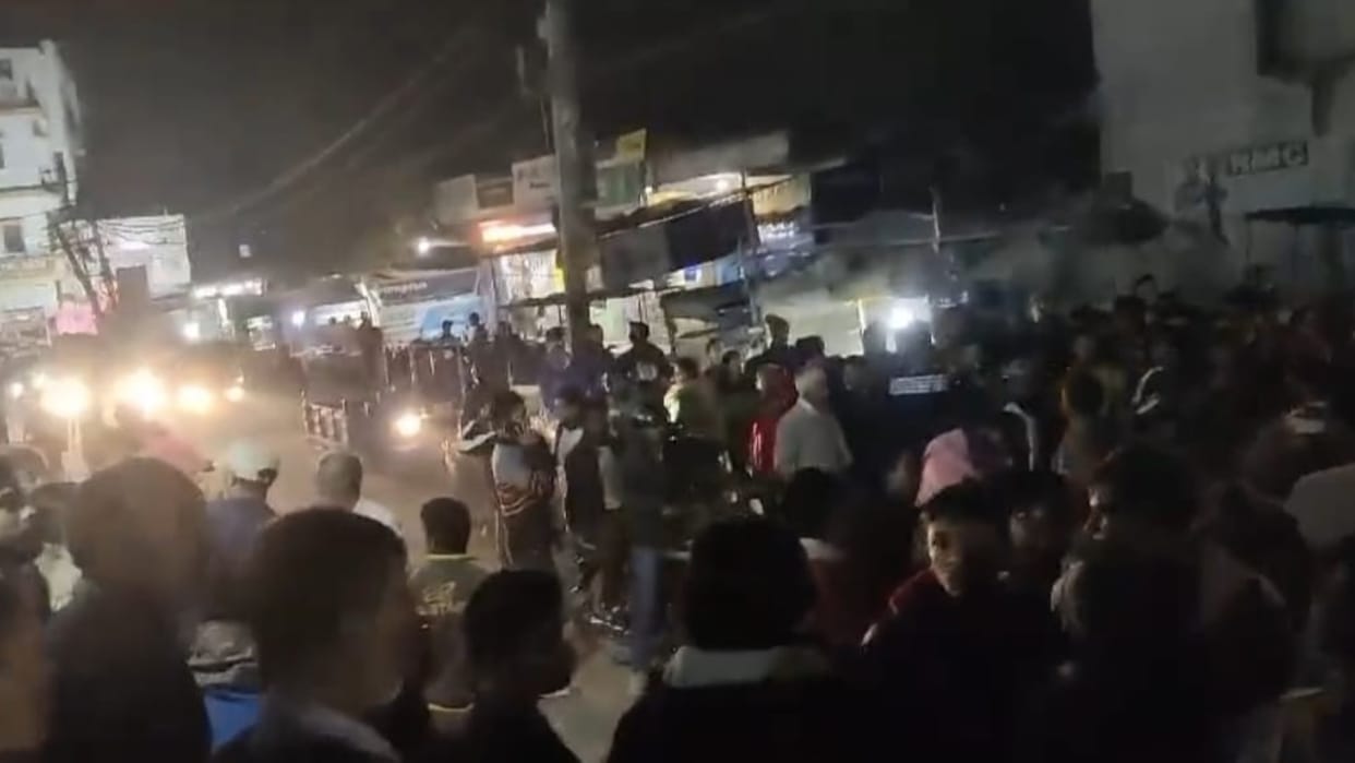 Bihar Police failed to stop crime in patna. Two youths were beaten by the mob.