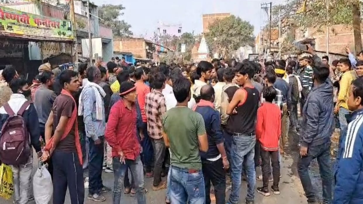 Samastipur News Two people riding bike died due to overturning of truck loaded with ballast
